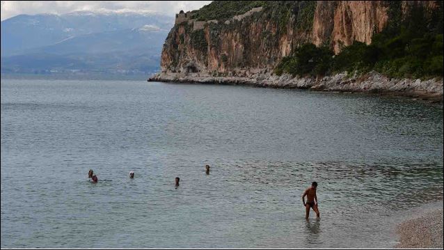 Κολύμπι με πολικές θερμοκρασίες στο Ναύπλιο – ΦΩΤΟ