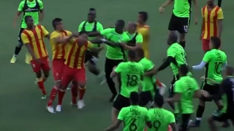 Ποδοσφαιριστές μετέτρεψαν το γήπεδο σε ρινγκ – ΒΙΝΤΕΟ