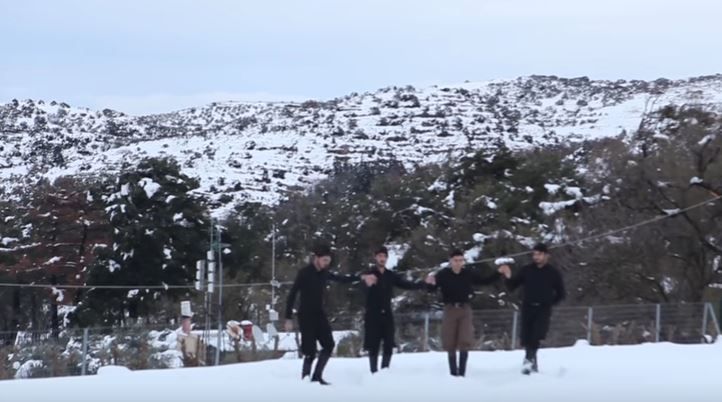 Κρητικοί χορεύουν στα χιόνια – ΒΙΝΤΕΟ