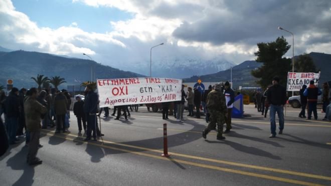 Έκλεισε η Νέα Εθνική Οδός Πατρών-Κορίνθου από τους αγρότες στο ύψος του Αιγίου