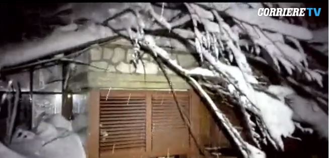 Ξενοδοχείο καταπλακώθηκε από χιονοστιβάδα στην Πεσκάρα – ΒΙΝΤΕΟ