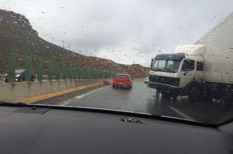 Προβλήματα στην Πατρών – Κορίνθου λόγω της χιονόπτωσης – Δίπλωσε νταλίκα στην Παναγοπούλα – ΦΩΤΟ