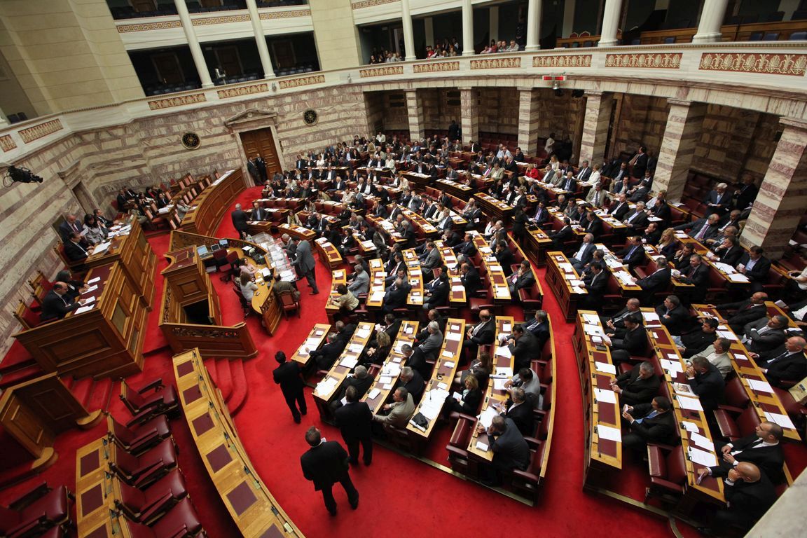 Αντιπαράθεση ΣΥΡΙΖΑ – Χ.Α. στη Βουλή για τα επεισόδια στο σχολείο του Περάματος