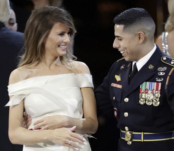 Ο λοχίας που χόρεψε με τη Μελάνια: Ήταν όμορφη αλλά αγχωμένη – ΒΙΝΤΕΟ – ΦΩΤΟ