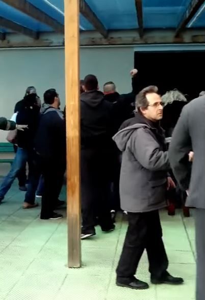 Το βίντεο-ντοκουμέντο με τις γροθιές των χρυσαυγιτών στο Πέραμα