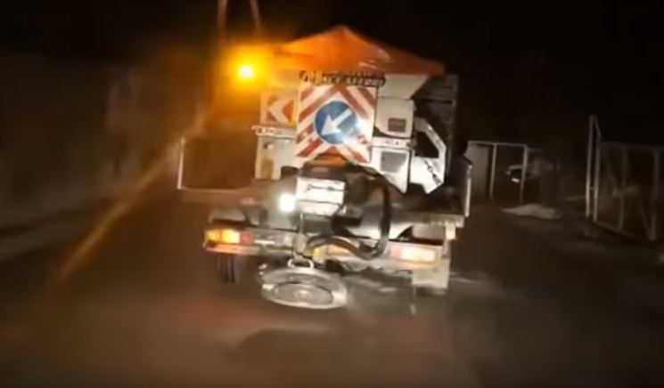 “Γλέντι” στα social media για τις παγωμένες αλατιέρες του Μπουτάρη – Τραγούδι