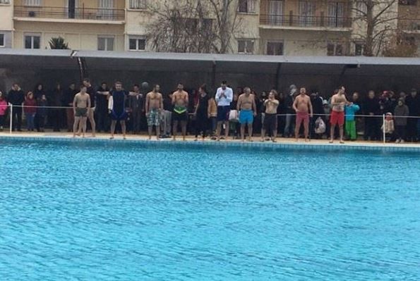 Βουλευτής από τη Θεσσαλονίκη βούτηξε για να πιάσει τον Σταυρό – ΦΩΤΟ