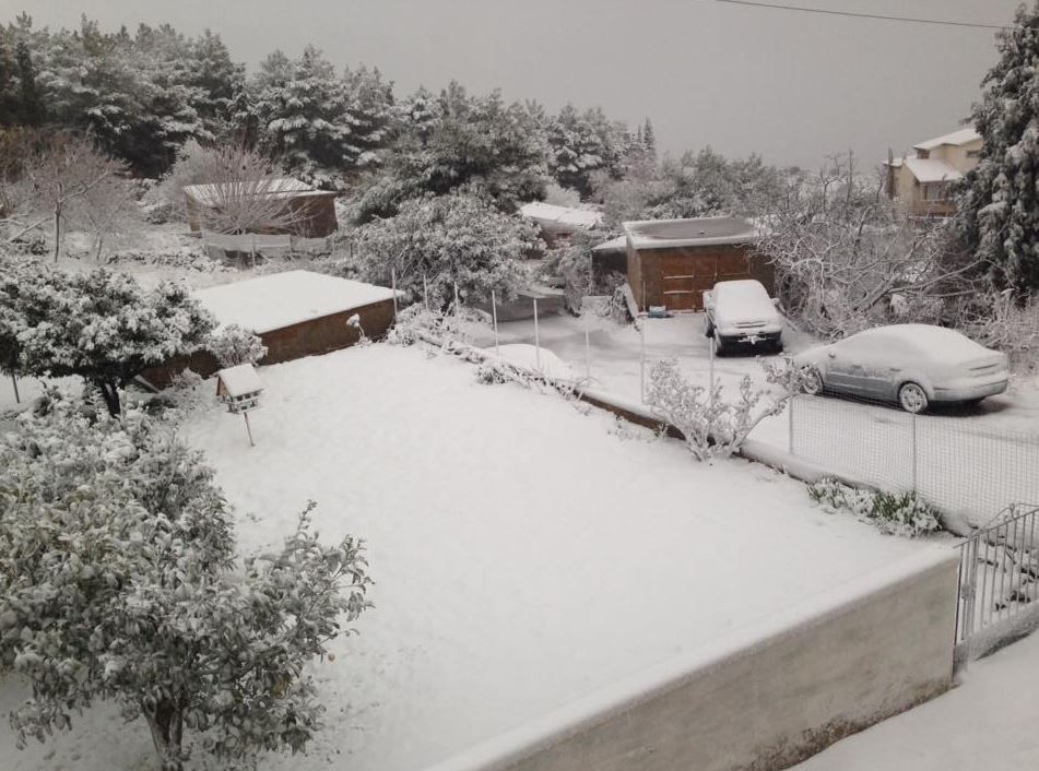 Προβλήματα στη Χίο από τη χιονόπτωση – Η πυροσβεστική μετέφερε ασθενή στο νοσοκομείο – ΦΩΤΟ