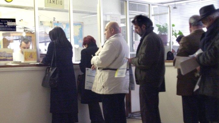 Ένας στους δύο με χρέη στην εφορία