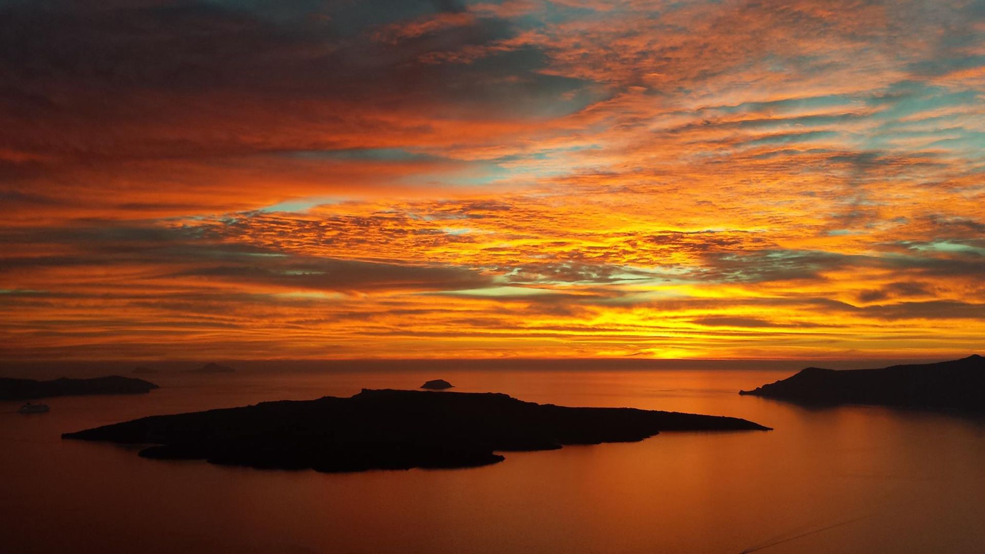 Popsugar: 8 λόγοι για να πάτε διακοπές στη Σαντορίνη