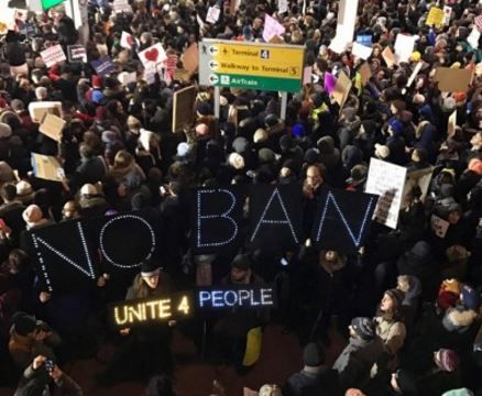 Χιλιάδες διαδηλώνουν σε αεροδρόμια των ΗΠΑ κατά του διατάγματος του Τραμπ – ΦΩΤΟ