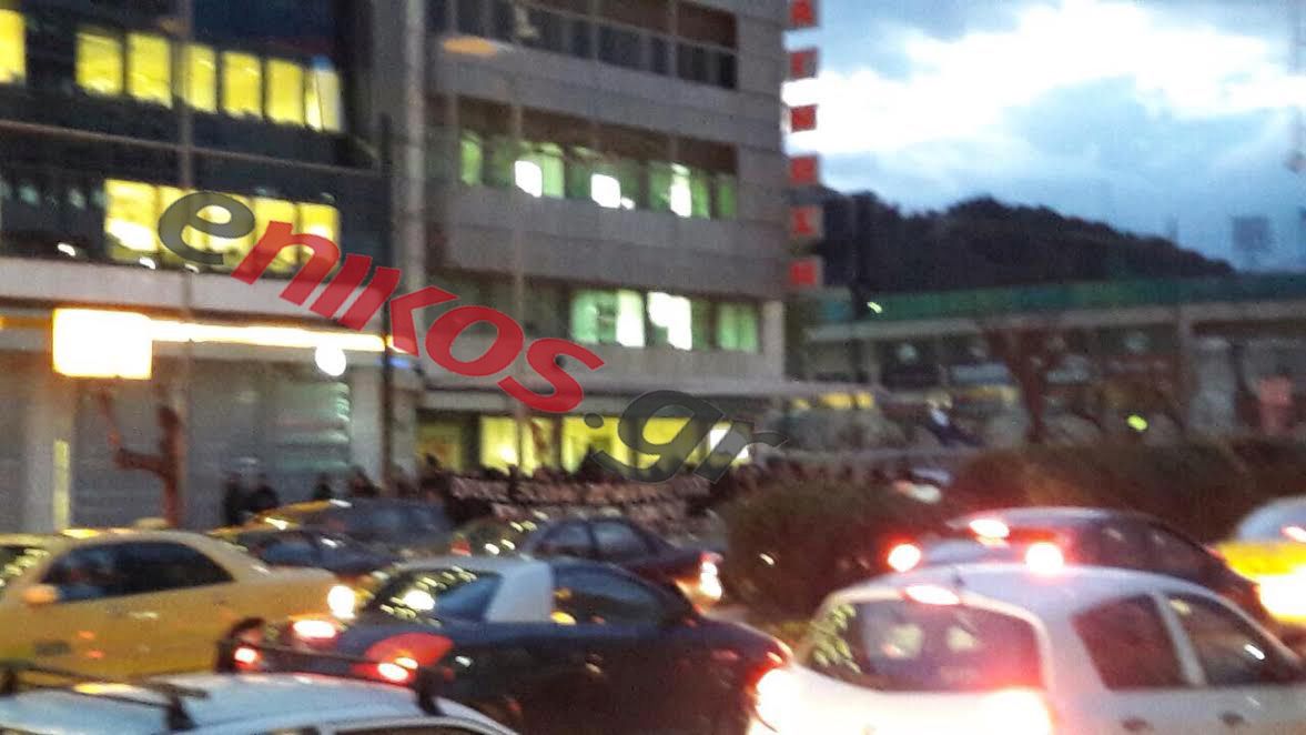 Συγκέντρωση έξω από τη ΓΑΔΑ για τη σύλληψη της Πόλας Ρούπα – ΦΩΤΟ