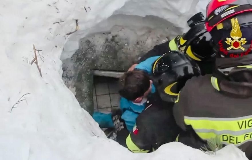 Ιταλία – Τρία παιδιά διασώθηκαν σήμερα από τα συντρίμμια του Rigopiano- ΦΩΤΟ