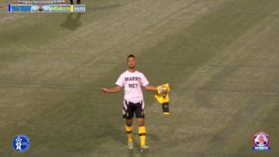 Έφαγε κίτρινη κάρτα λόγω… πρότασης γάμου – ΒΙΝΤΕΟ