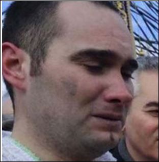 Ξέσπασε σε λυγμούς ο νεαρός υπαξιωματικός που έπιασε τον Σταυρό στη Λάρισα – BINTEO