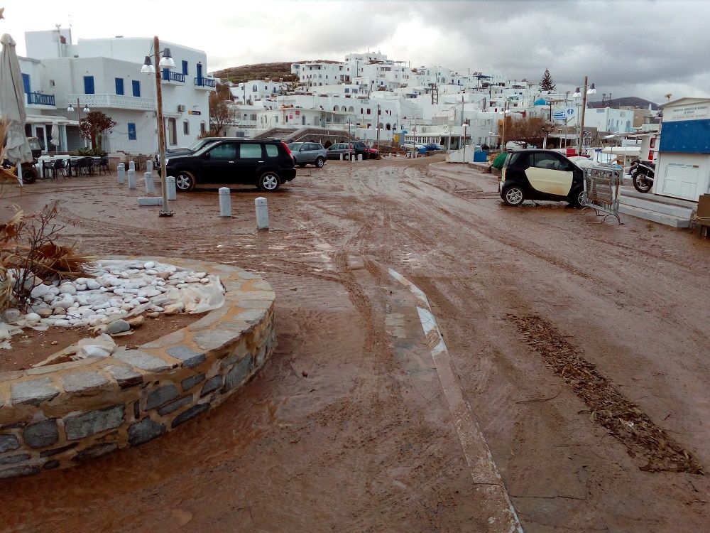 “Βούλιαξε” στη λάσπη η Πάρος έπειτα από σφοδρή καταιγίδα – ΦΩΤΟ