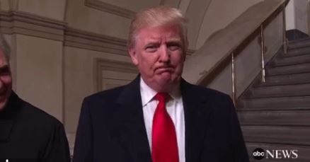 Το Hello του Τραμπ στην κάμερα – ΒΙΝΤΕΟ