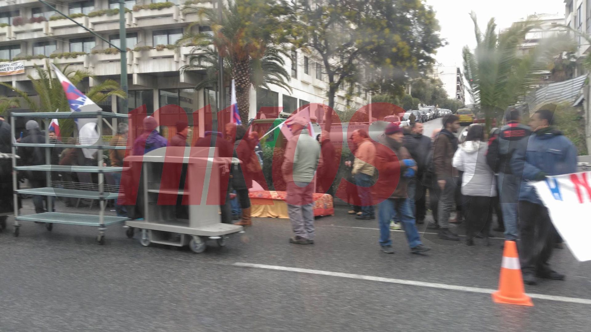 Εργαζόμενοι του Athens Ledra έβγαλαν στο δρόμο τον εξοπλισμό – ΦΩΤΟ