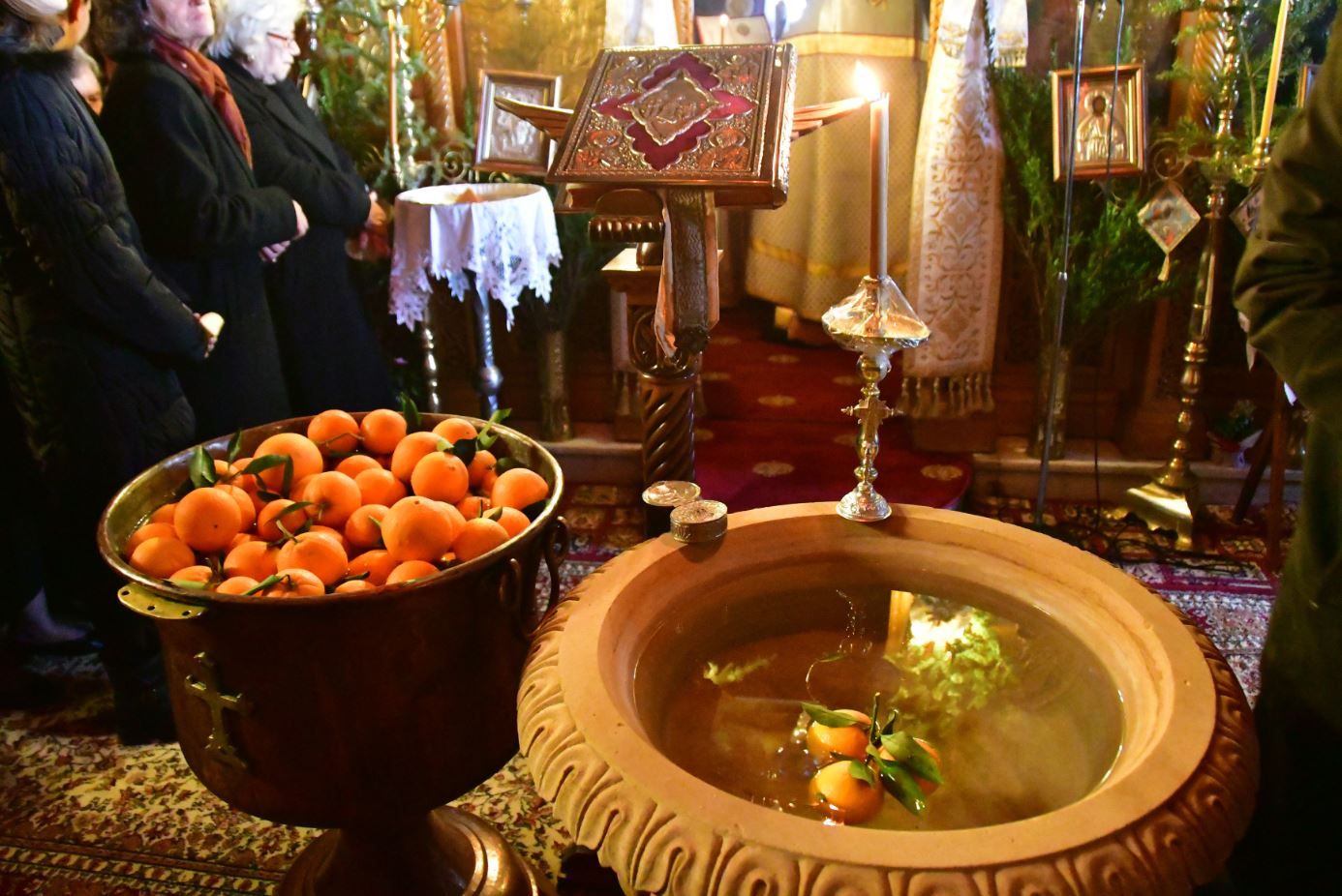 Με πορτοκάλια ο Αγιασμός των υδάτων στο Άργος – ΦΩΤΟ