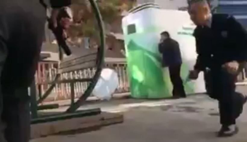 Γκαζιαντέπ – Οι αστυνομικοί βγαίνουν από το κτίριο και τρέχουν να καλυφθούν από τα πυρά – ΒΙΝΤΕΟ