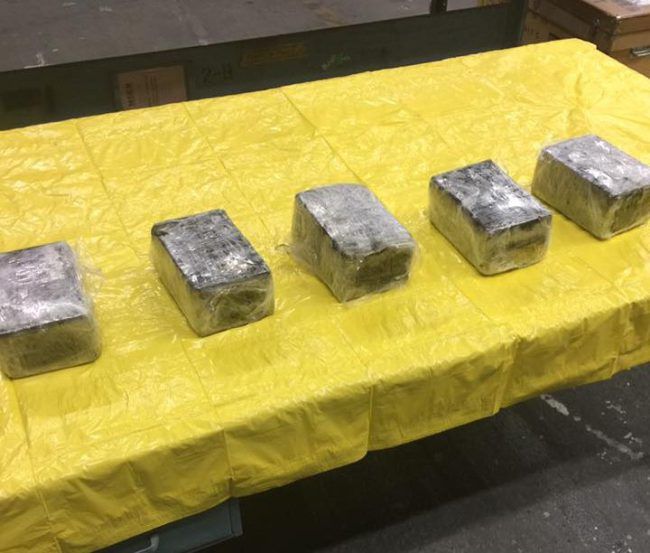 14 κιλά κοκαΐνης βρέθηκαν κρυμμένα μέσα σε ρύγχος αεροσκάφους – ΦΩΤΟ