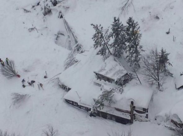 Ανασύρθηκε νεκρός και τρίτος άνδρας από το ξενοδοχείο Rigopiano