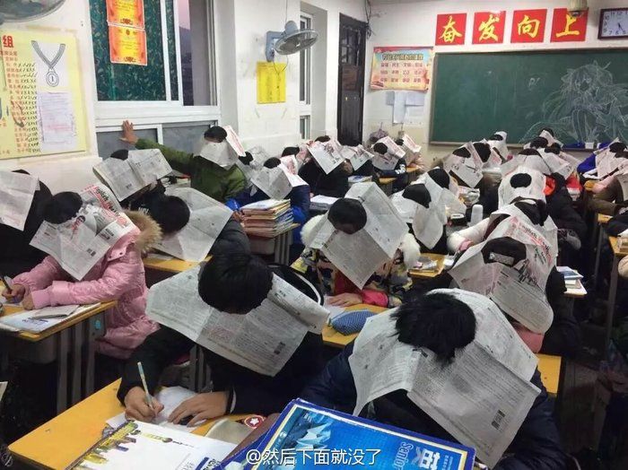 Μαθητές φόρεσαν… εφημερίδες στα κεφάλια τους για να μην αντιγράφουν – ΦΩΤΟ