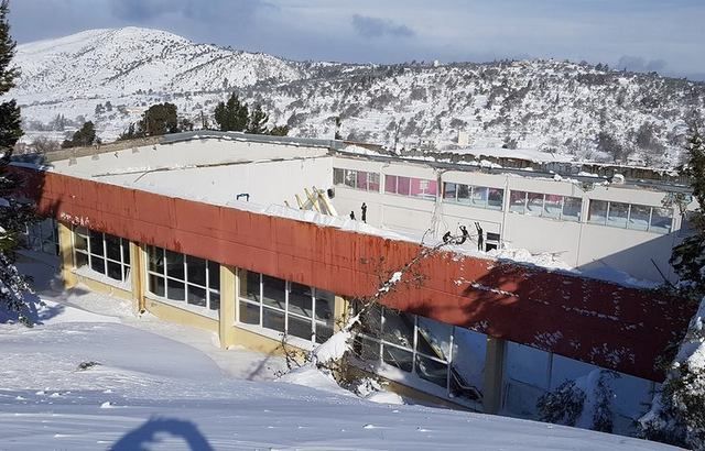 Κατέρρευσε από το χιόνι η σκεπή στο κλειστό γυμναστήριο της Κύμης – ΦΩΤΟ