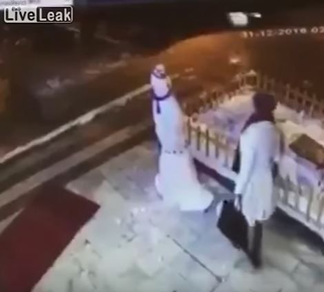 Γυναίκα τα “έβαλε” με χιονάνθρωπο και… έχασε – ΒΙΝΤΕΟ