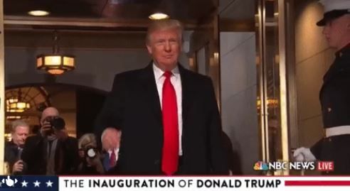 Η χειρονομία του Τραμπ πριν βγει στην εξέδρα – ΒΙΝΤΕΟ