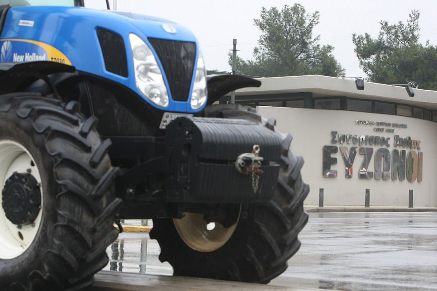 Σκληραίνουν τη στάση τους οι αγρότες – Απέκλεισαν το τελωνείο των Ευζώνων