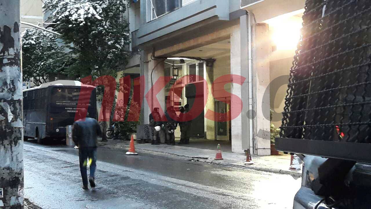 Επίθεση με πυροβολισμούς στην κλούβα των ΜΑΤ έξω από τα γραφεία του ΠΑΣΟΚ – Τραυματίας ένας αστυνομικός – ΦΩΤΟ