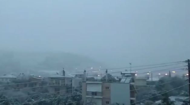 Χιονίζει στη Ναύπακτο – Στα λευκά η πλατεία του λιμανιού – ΦΩΤΟ – ΒΙΝΤΕΟ