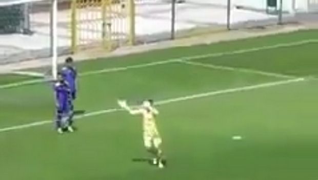 Έπιασε το πέναλτι και δέχθηκε αυτογκόλ ενώ πανηγύριζε την απόκρουση – ΒΙΝΤΕΟ