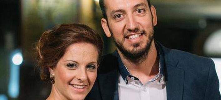 Νεόνυμφοι στο Αίγιο μοίρασαν φαγητό από τη δεξίωση σε εγκλωβισμένους από τον χιονιά – ΒΙΝΤΕΟ