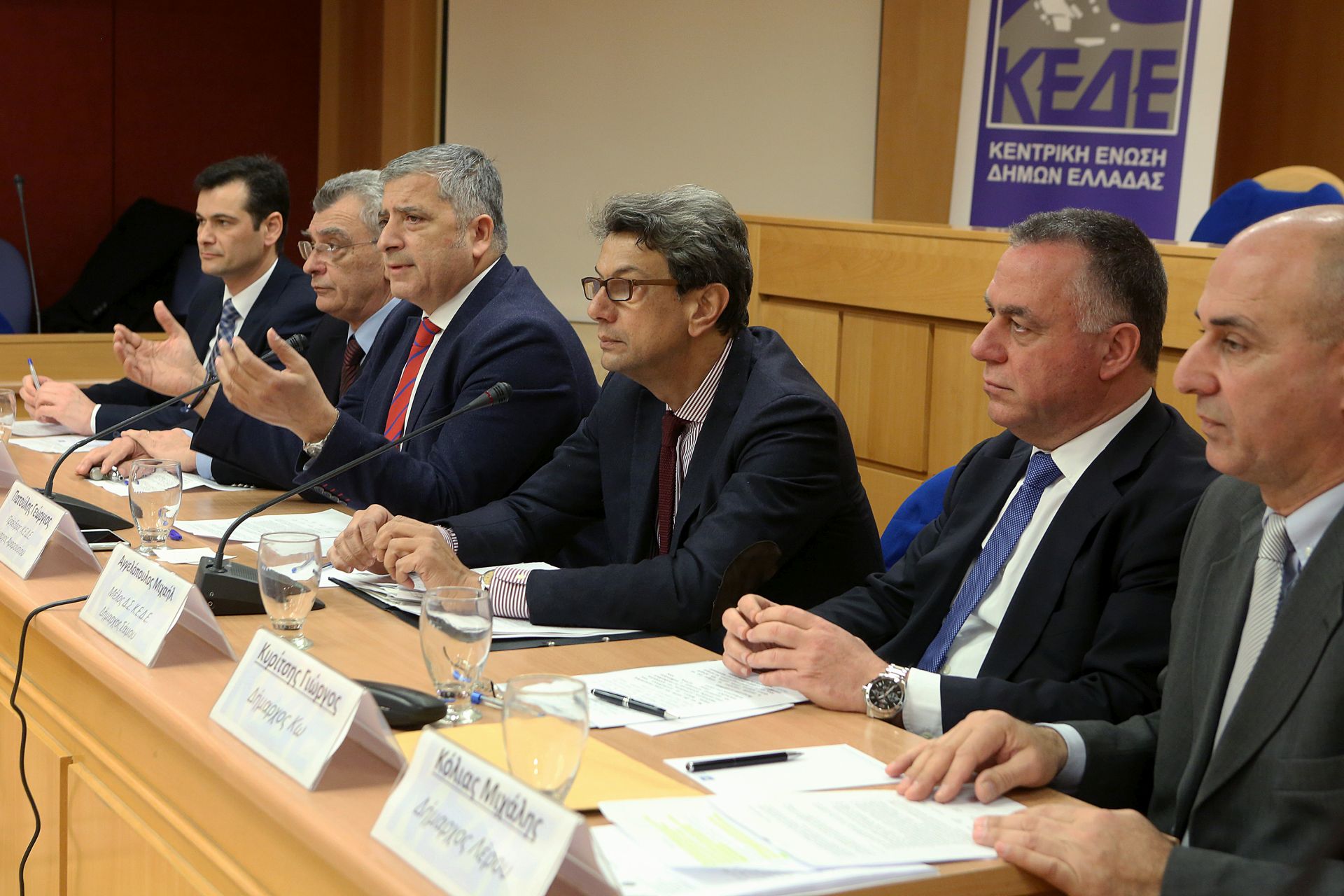 Αποσυμφόρηση των νησιών από πρόσφυγες ζητούν πέντε δήμαρχοι του Αιγαίου