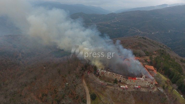 Σε ύφεση η πυρκαγιά στην Ιερά Μονή Βαρνάκοβας