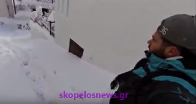 Κάνει… σνόουμπορντ στα σοκάκια της Σκοπέλου – ΒΙΝΤΕΟ