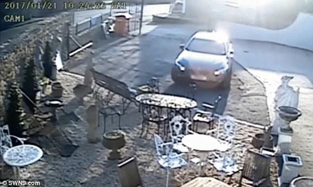 Δείτε τι έγινε όταν μια οδηγός μπέρδεψε το γκάζι με το φρένο – ΒΙΝΤΕΟ