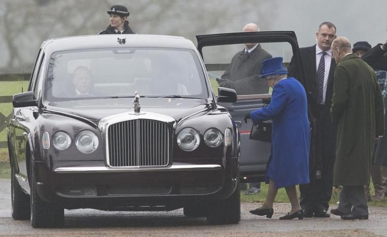 Η πρώτη δημόσια εμφάνιση της βασίλισσας Ελισάβετ μετά το κρυολόγημα – ΦΩΤΟ