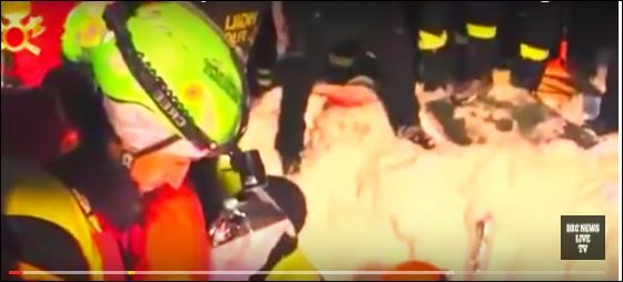 Συγκλονιστική διάσωση στο θαμμένο από τη χιονοστιβάδα ξενοδοχείο – ΒΙΝΤΕΟ