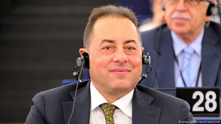 Πιτέλα: Με δούρειο ίππο τη Βρετανία ο Τραμπ θέλει να καταστρέψει την ΕΕ