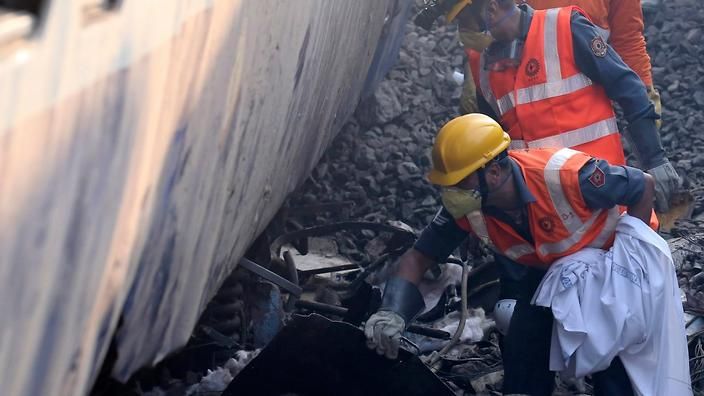 Ινδία: Τουλάχιστον 13 νεκροί και 100 τραυματίες από εκτροχιασμό αμαξοστοιχίας