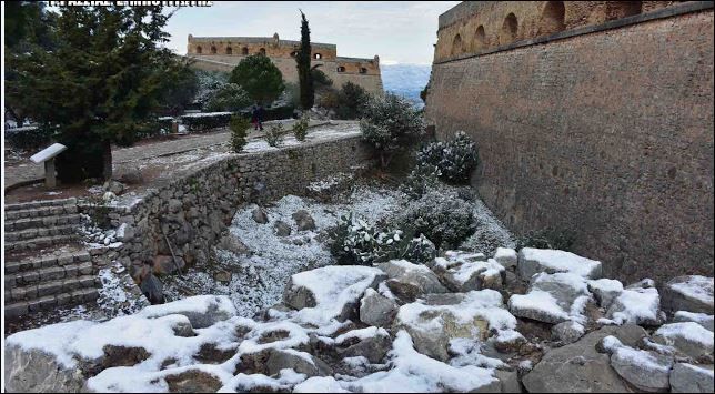 Σπάνιες ΦΩΤΟ από το χιονισμένο Παλαμήδι