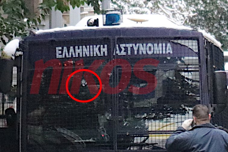 Νέα ΦΩΤΟ-ντοκουμέντο από την επίθεση με καλάσνικοφ κατά αστυνομικών στο ΠΑΣΟΚ