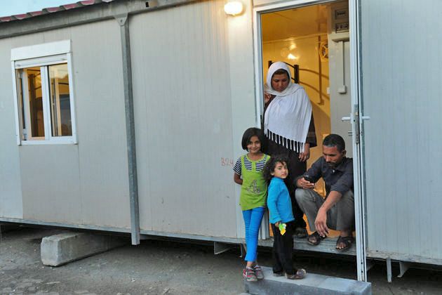 Διανομή λεξικών σε πρόσφυγες και μετανάστες στον Ελαιώνα
