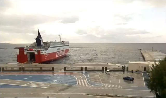 Πρόσκρουση επιβατηγού πλοίου στο λιμάνι της Τήνου – ΦΩΤΟ – ΒΙΝΤΕΟ