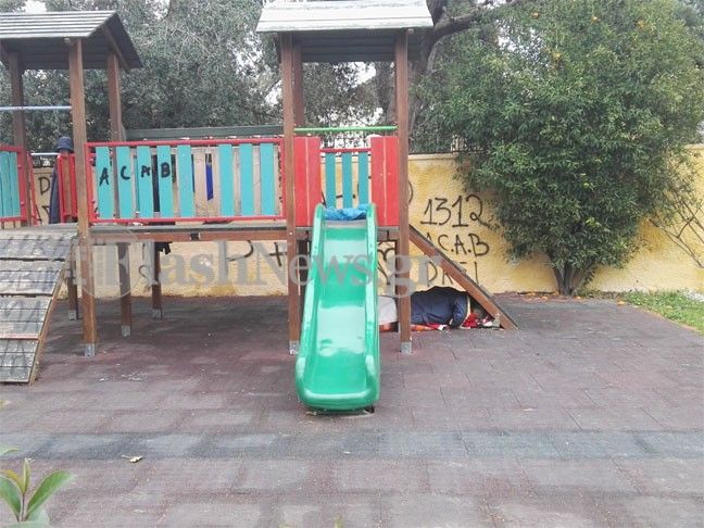 Άστεγος κοιμάται κάτω από τσουλήθρα σε παιδική χαρά των Χανίων – ΦΩΤΟ