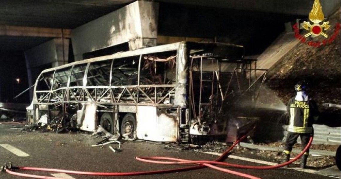 Ουγγαρία – Θρήνος για τους μαθητές που σκοτώθηκαν σε τροχαίο στην Ιταλία