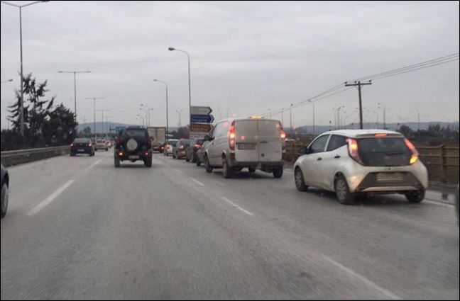 «Ουρές» οχημάτων από το μπλόκο των αγροτών στη Θεσσαλονίκη – ΦΩΤΟ